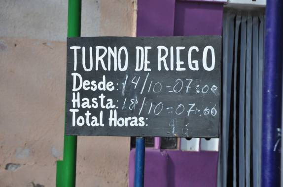 Horário oficial da irrigação nesta área da cidade, em Mendoza, na Argentina